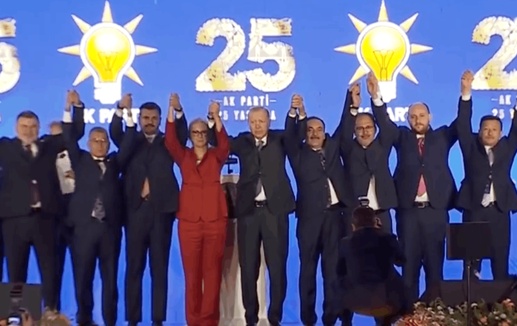 AK Parti’nin 25. kuruluş yıl dönümünde 3 milletvekili ve 7 belediye başkanı partiye katıldı